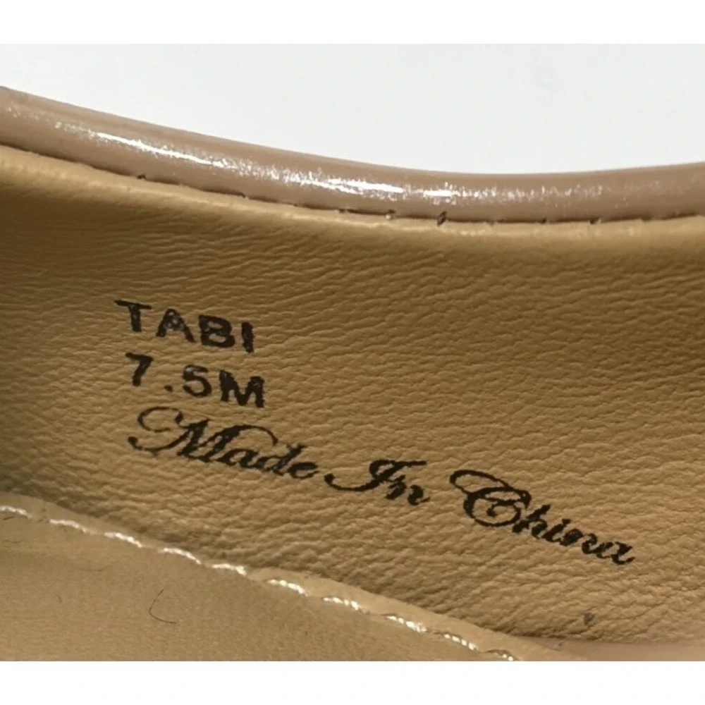 Donald Pliner Tabi Nude Patent Leather Point Toe Kitten Heel Shoes Size 7.5 M
